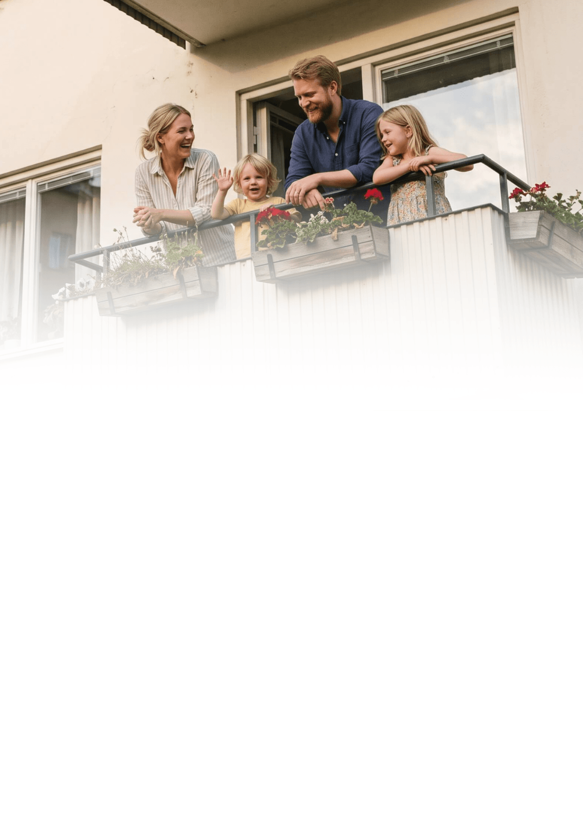 Familj på balkong i ett bostadshus